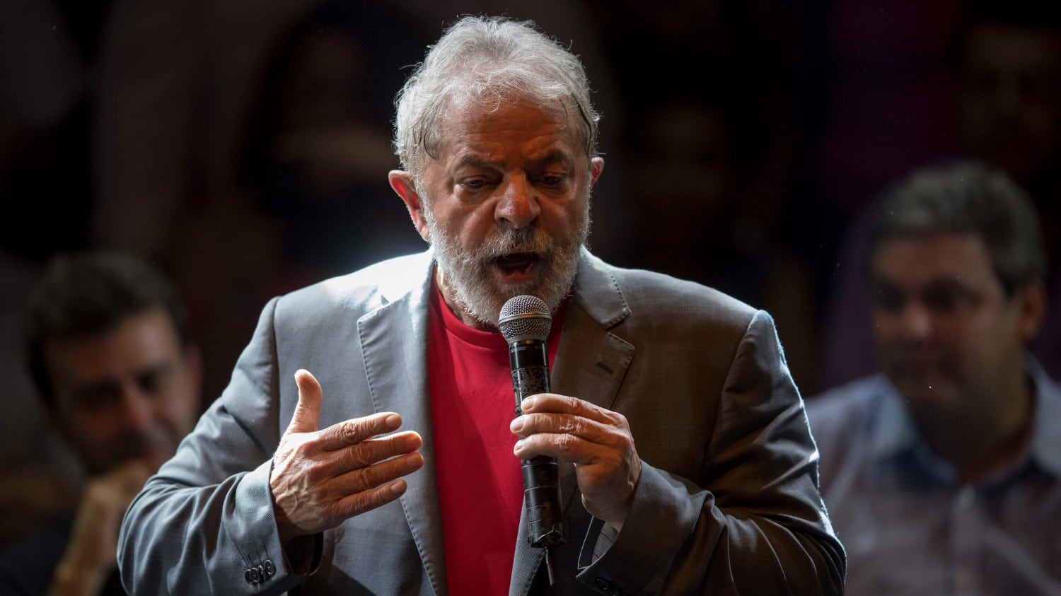 A 72 anni Lula sfida la giustizia e il ridicolo. Dalla cella si candida a (ri)guidare il Brasile