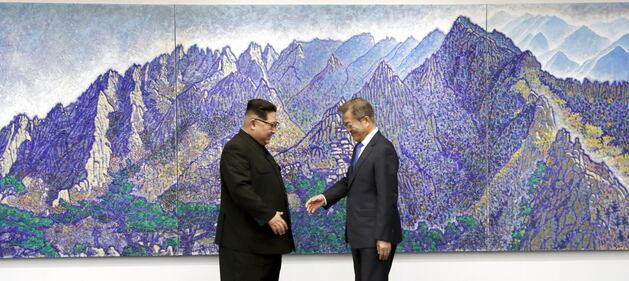 Vertice Kim-Moon, la stretta di mano tra i due leader 2