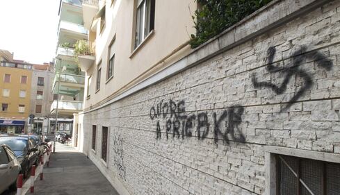 Sotto casa compare la scritta "Onore a Priebke" 3