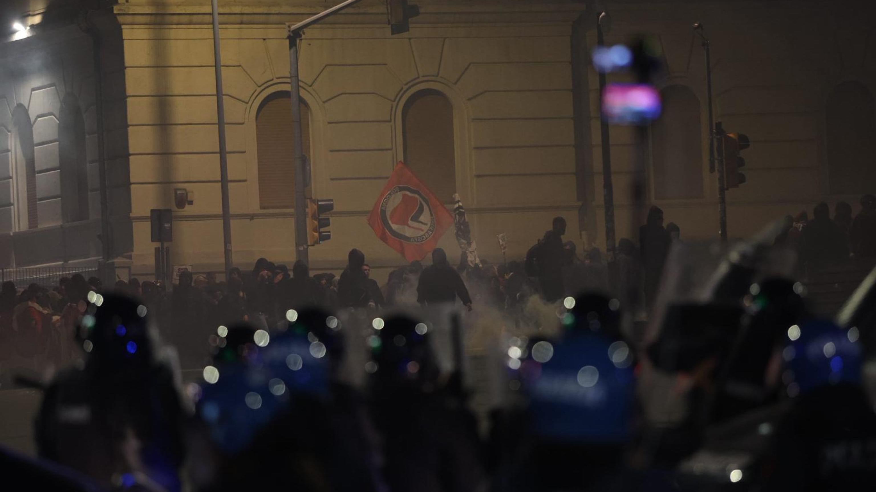 "Copritevi così". I vademecum (illegali) per i manifestanti