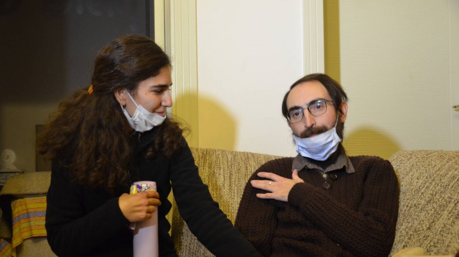 Domiciliari al maestro Özakça, che con il digiuno sfida Erdoğan