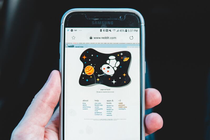 Una schermata di Reddit sul display di uno smartphone