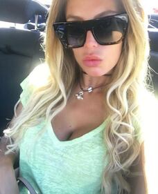 Paola Caruso, scollatura sexy 16