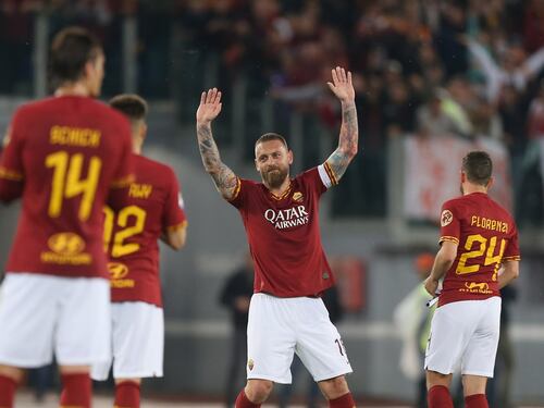 Roma, l'ultimo omaggio a De Rossi: il capitano saluta commosso