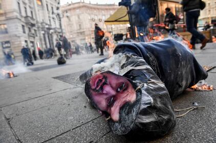 Manifestazione choc: gli studenti bruciano un fantoccio di Salvini 6