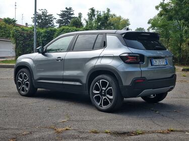 Jeep Avenger 1.2 Summit: guarda la gallery del city SUV americano 9