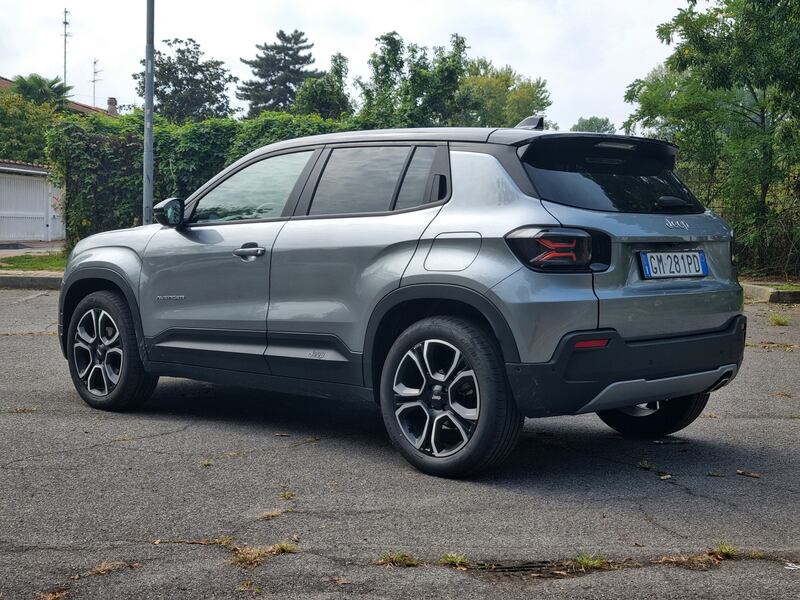 Jeep Avenger 1.2 Summit: guarda la gallery del city SUV americano 9