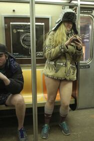 In metro senza pantaloni. È il No Pants Subway Ride 4