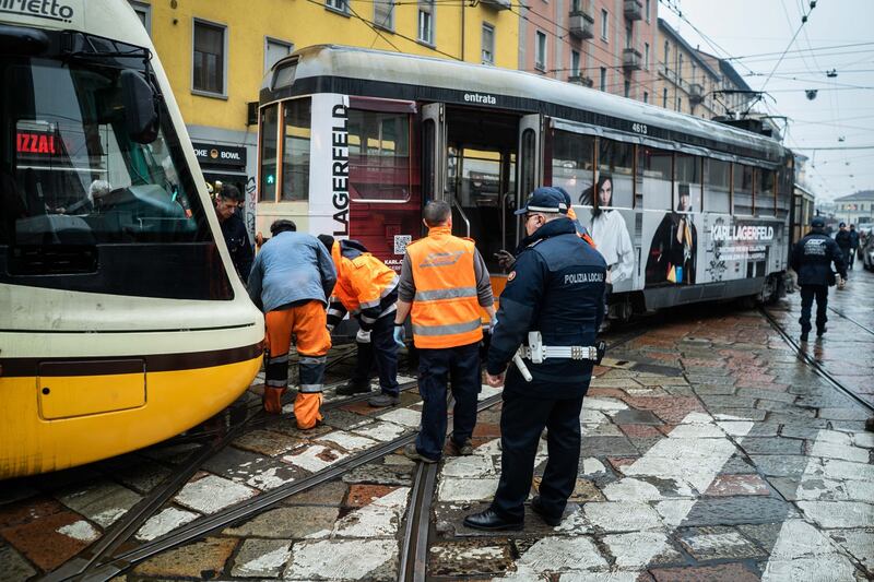 Milano, tram deraglia in via Coni Zugna 5