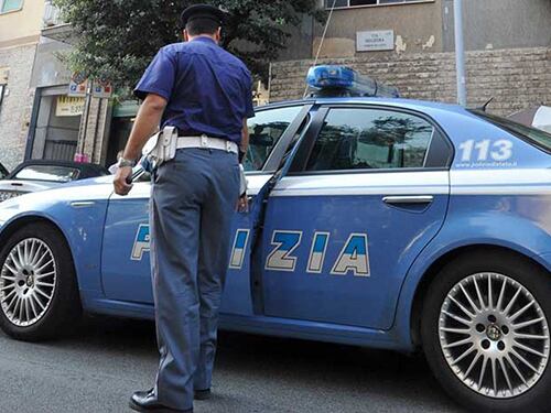 Roma, rom finge di fermarsi all'alt della polizia ma poi investe l'agente