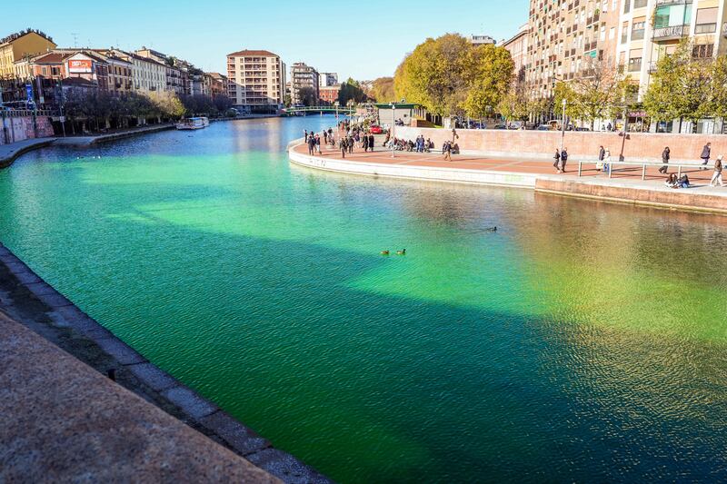 Cop 30, così gli attivisti hanno colorato di verde i Navigli 1