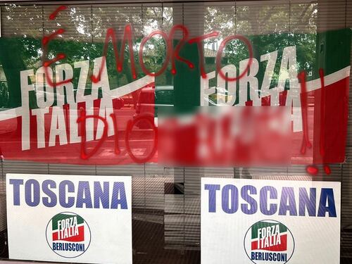 Bestemmie contro il Cav e insulti a Salvini: l'assalto rosso alle sedi FI-Lega