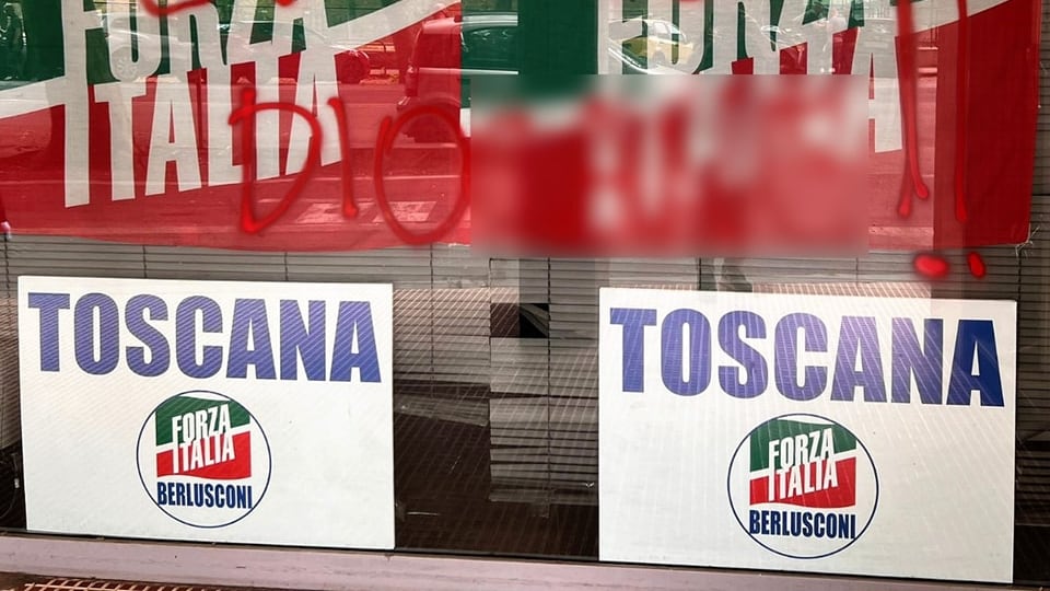 Bestemmie contro il Cav e insulti a Salvini: l'assalto rosso alle sedi FI-Lega