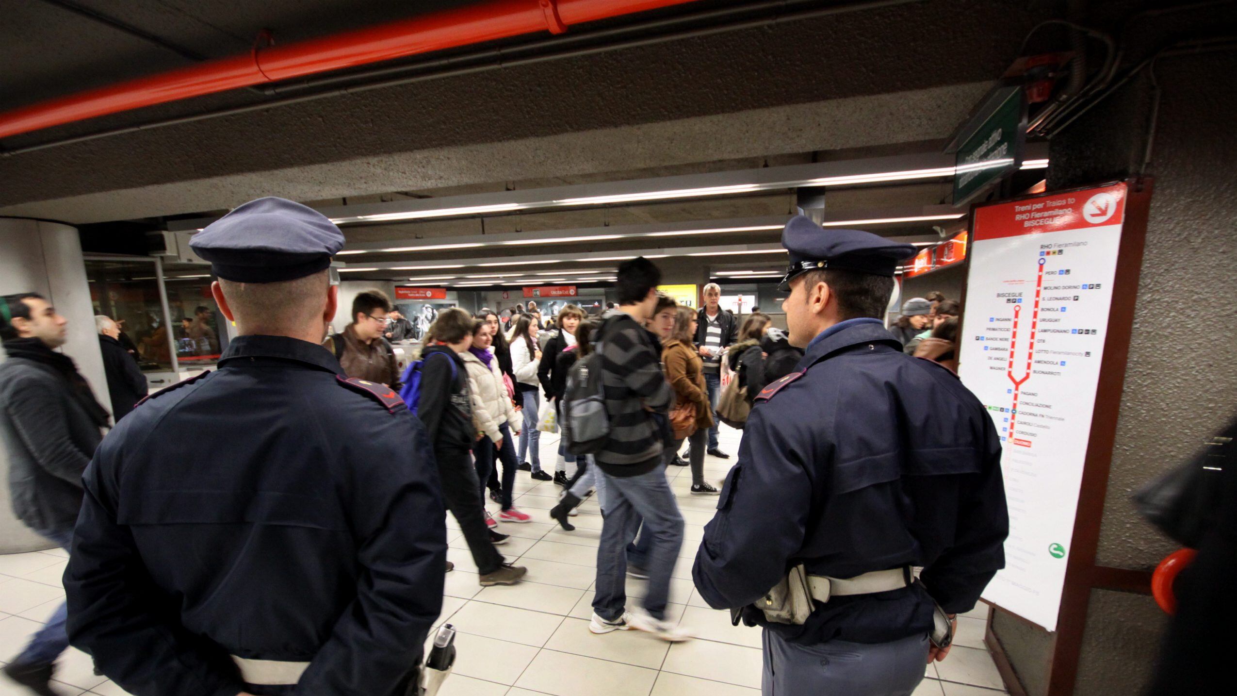 Insulti e botte ai poliziotti dopo un furto, preso il ladro