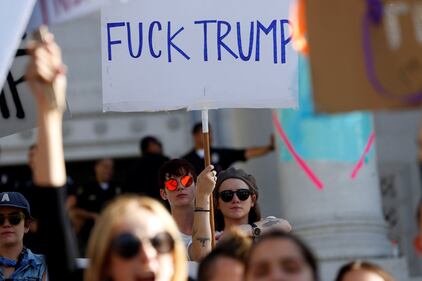 In migliaia in piazza contro Trump 24
