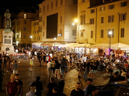 La minaccia sulla mascherina: "Costretti a rimetterle..."