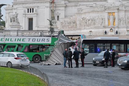 Maltempo a Roma, autobus turistico scoperchiato dal vento 6