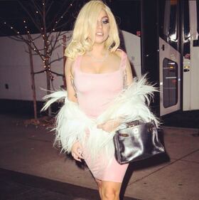 Lady Gaga nuda nella sauna 17