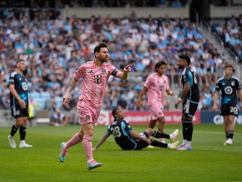 Il gol più bello di Messi diventa un quadro: asta di beneficenza da Christie’s (con l’incognita A.I.)