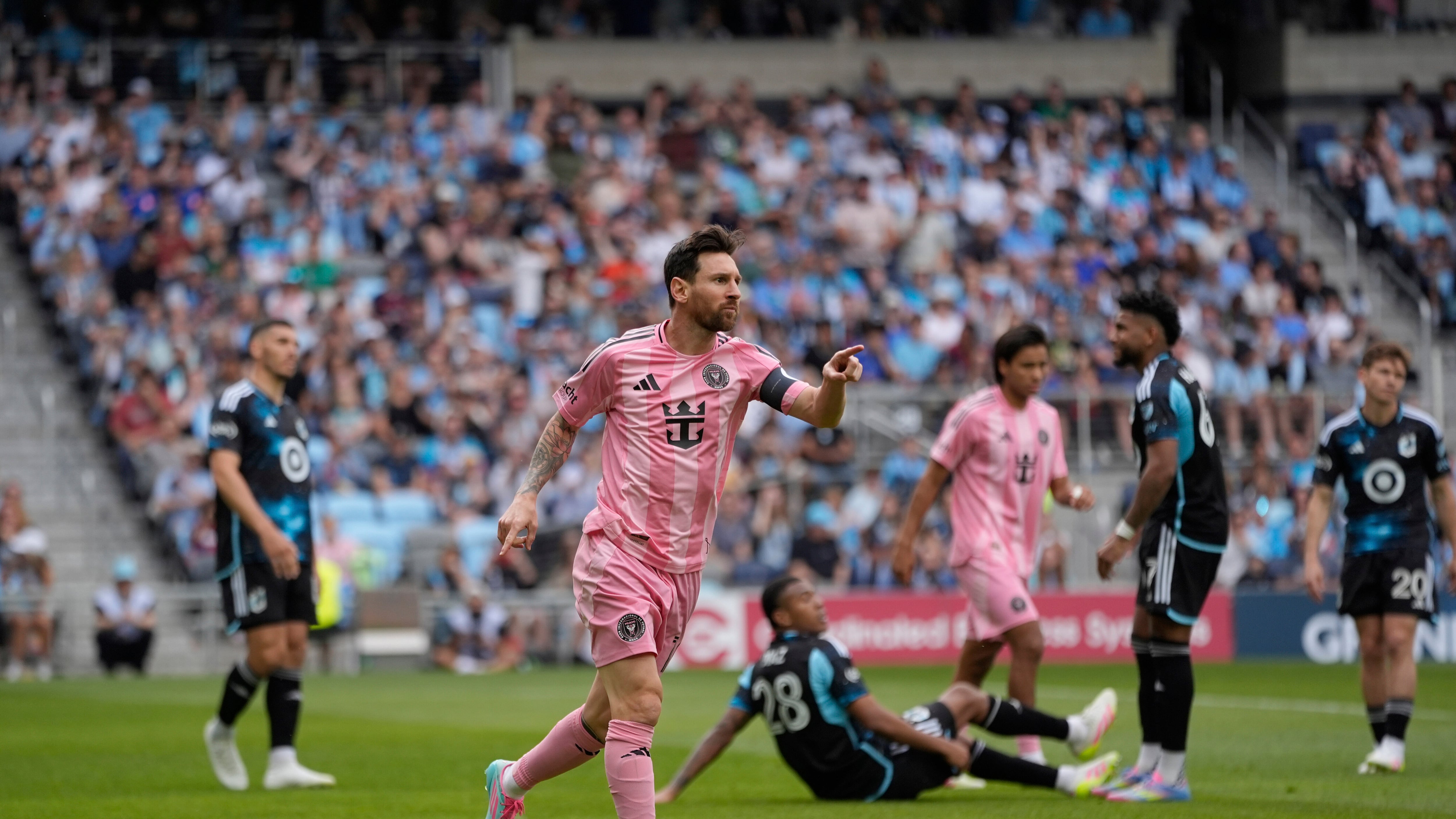 Il gol più bello di Messi diventa un quadro: asta di beneficenza da Christie’s (con l’incognita A.I.)