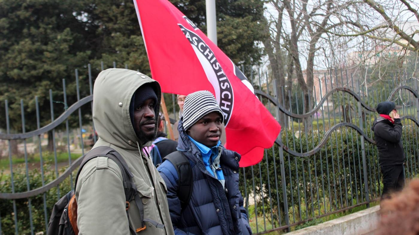 Sfilata antifascista a Macerata: in testa al corteo c'è la Kyenge