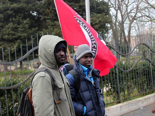 Sfilata antifascista a Macerata: in testa al corteo c'è la Kyenge
