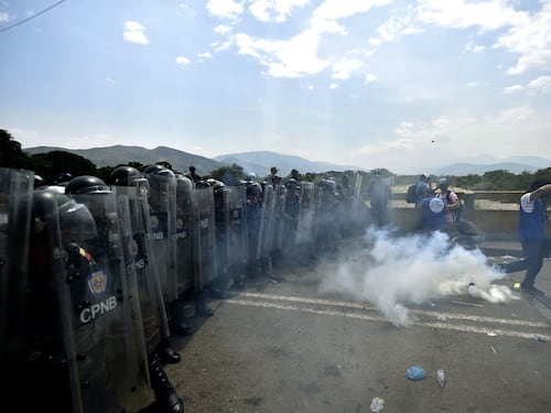 Scontri al confine fra Venezuela e Colombia