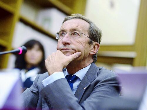 Fini si aggrappa al suo libro: "Berlusconi non è finito..."