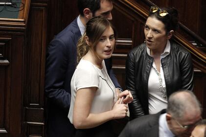 Boschi aggressiva: vestitino attillato e tacchi vertiginosi 3