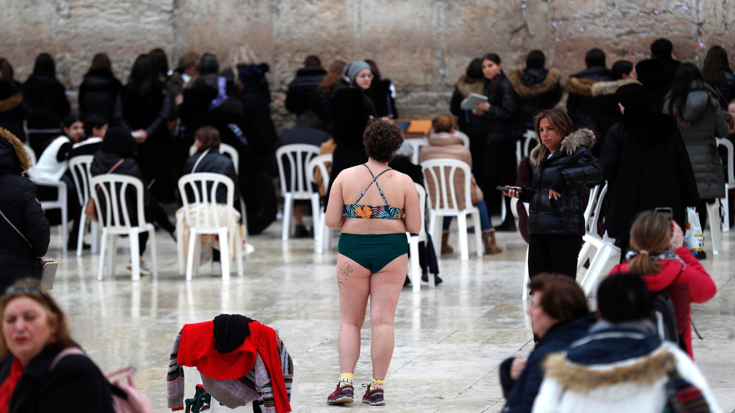 Si spoglia davanti al Muro del Pianto: protesta choc a Gerusalemme