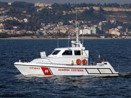 Ischia, si addormenta sul materassino e finisce al largo dell’isola: salvato dalla Guardia costiera