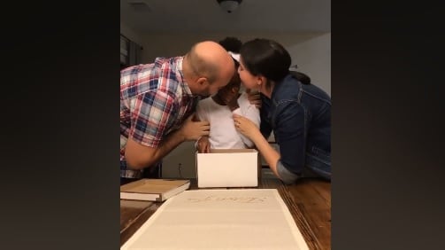 "Stai per essere adottata". La sorpresa alla bambina nel giorno del suo compleanno