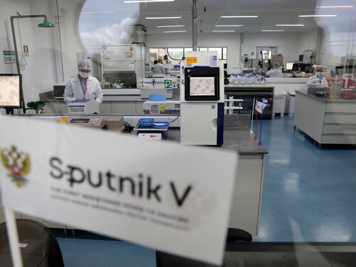 Ema: "Sputnik? Roulette russa". Ma l'Italia vuole produrlo