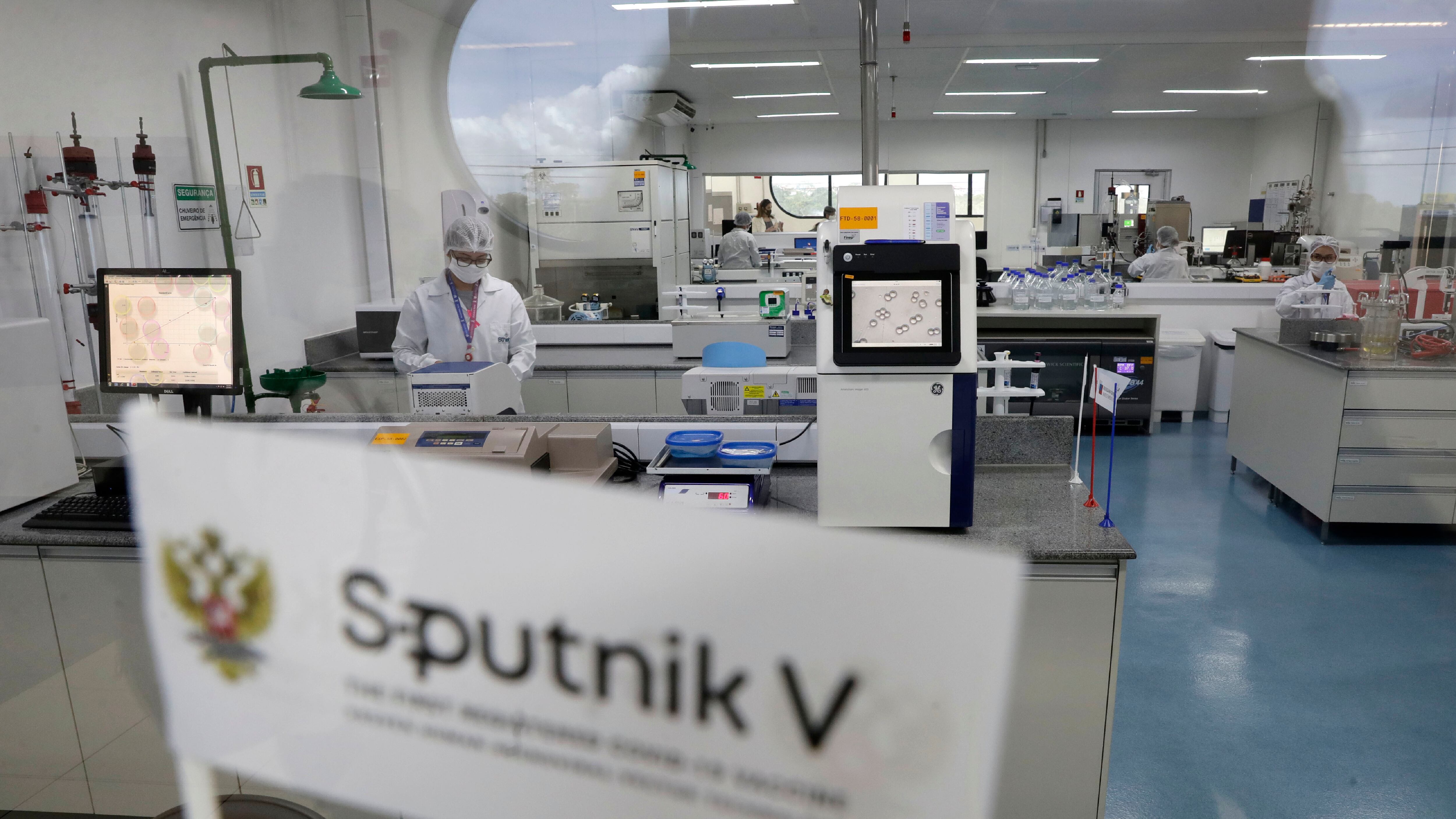 Ema: "Sputnik? Roulette russa". Ma l'Italia vuole produrlo