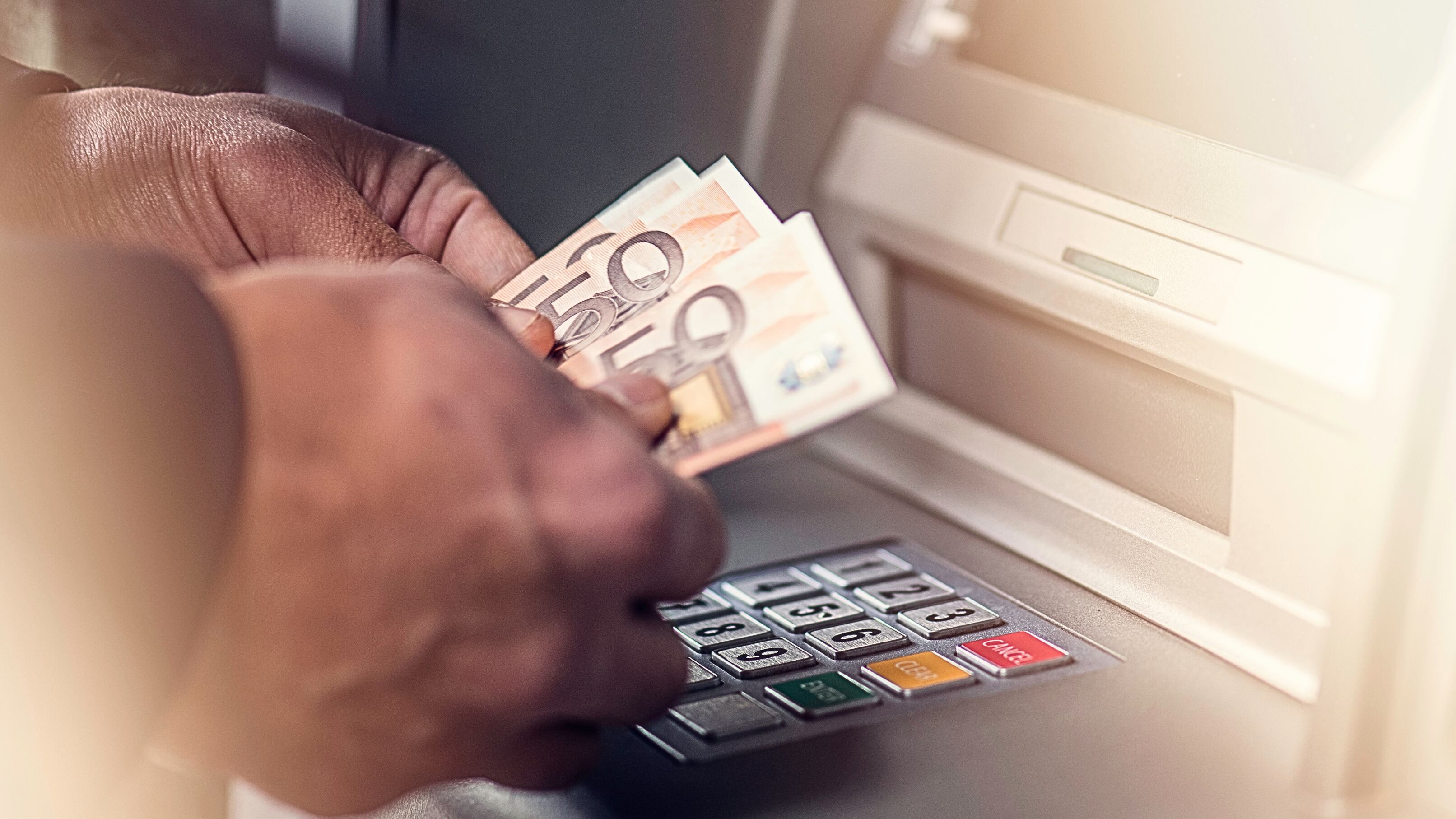 Come prelevare contanti senza una filiale bancaria: tre proposte