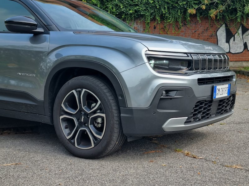 Jeep Avenger 1.2 Summit: guarda la gallery del city SUV americano 6