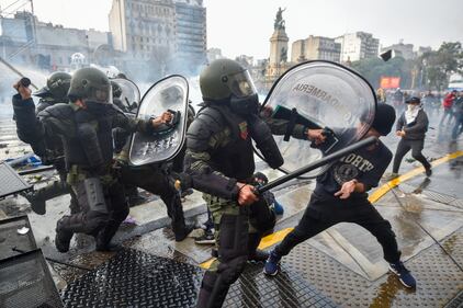 La rivolta di Buenos Aires contro Milei: le foto degli scontri 10