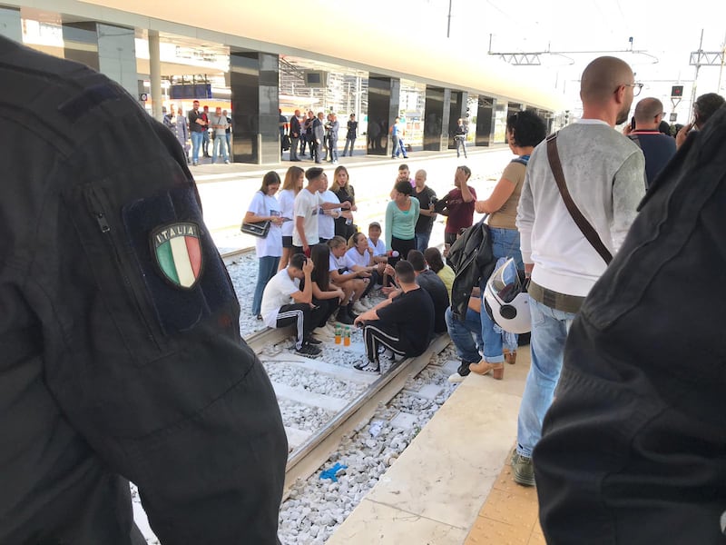 La stazione di Napoli ostaggio dei familiari degli italiani scomparsi in Messico 14