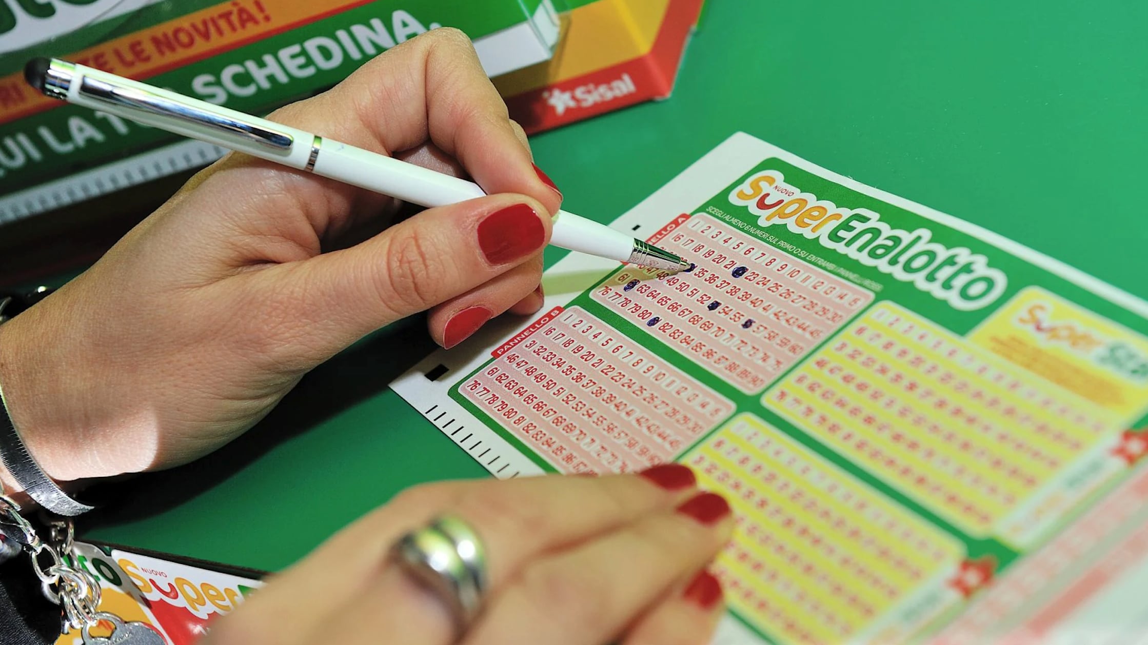 SuperEnalotto, centrati due 5 da 97mila euro e il Jackpot vale 161 milioni