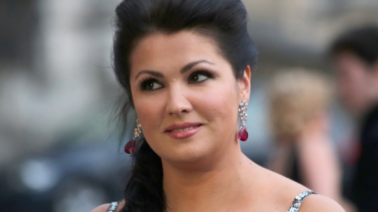 Trionfa la Netrebko: "È unica al mondo". Ma per qualcuno l'omicidio è «troppo»