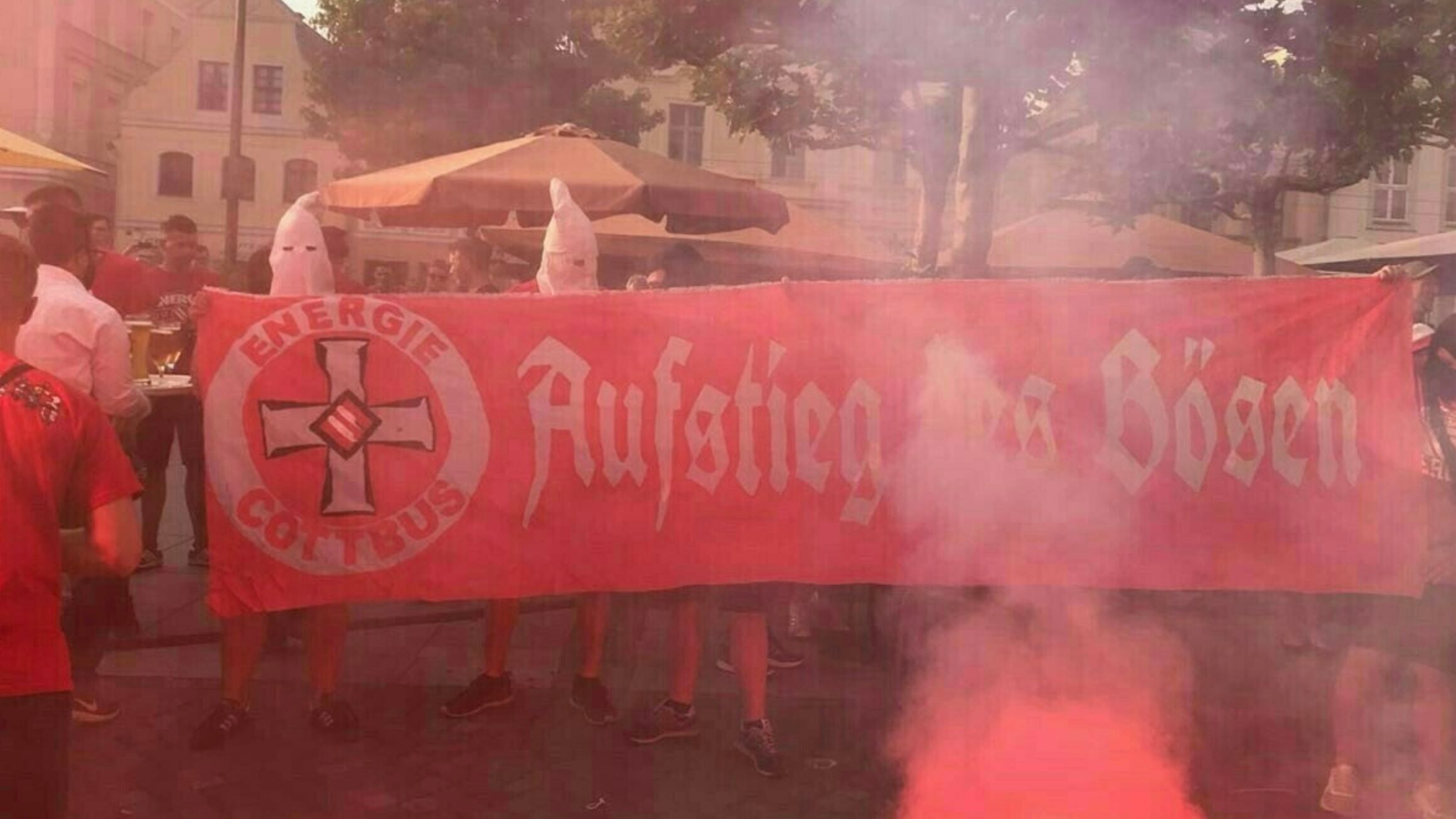 La squadra della Merkel è promossa: la festa dei tifosi è da Ku Klux Klan