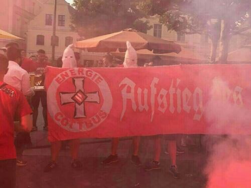 La squadra della Merkel è promossa: la festa dei tifosi è da Ku Klux Klan