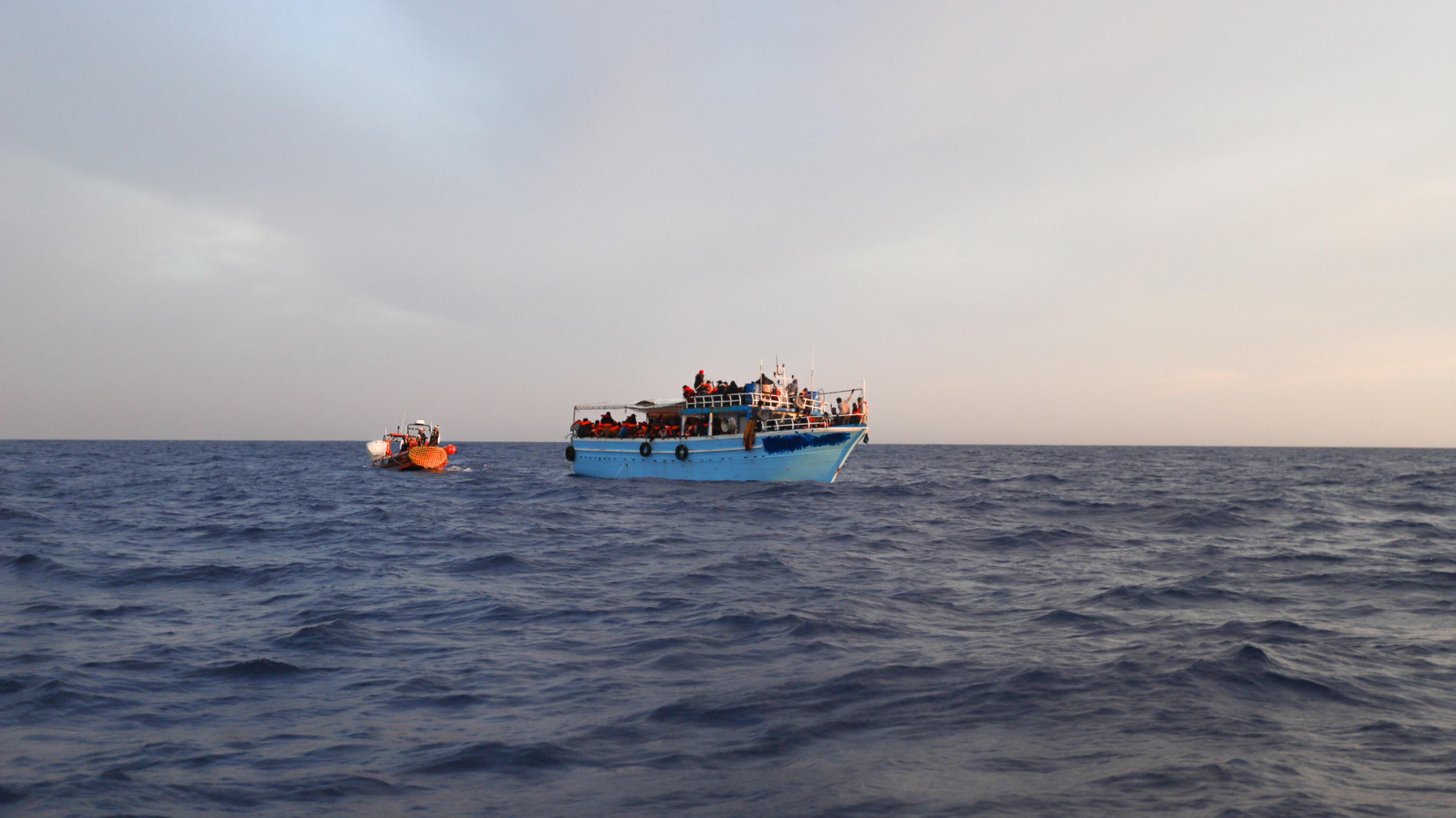 Il video: migranti in Italia trainati da finti pescatori