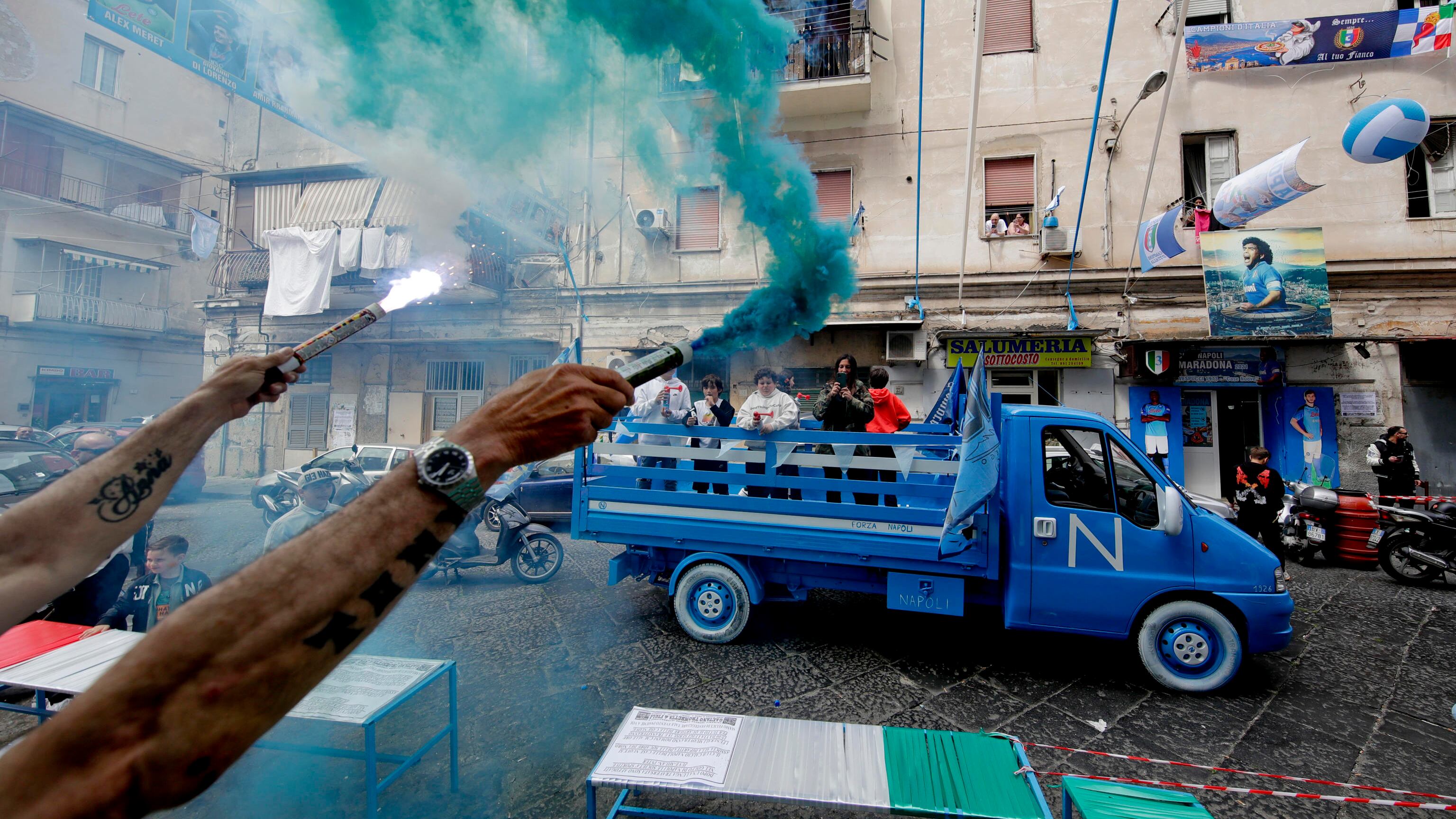 Napoli campione, gli istrici espiatori e la banana di Cattelan. Le parole della settimana