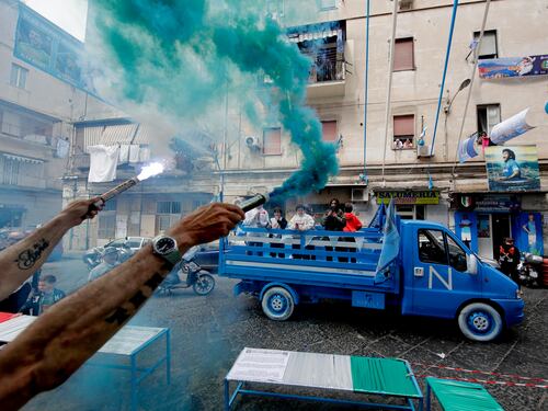 Napoli campione, gli istrici espiatori e la banana di Cattelan. Le parole della settimana