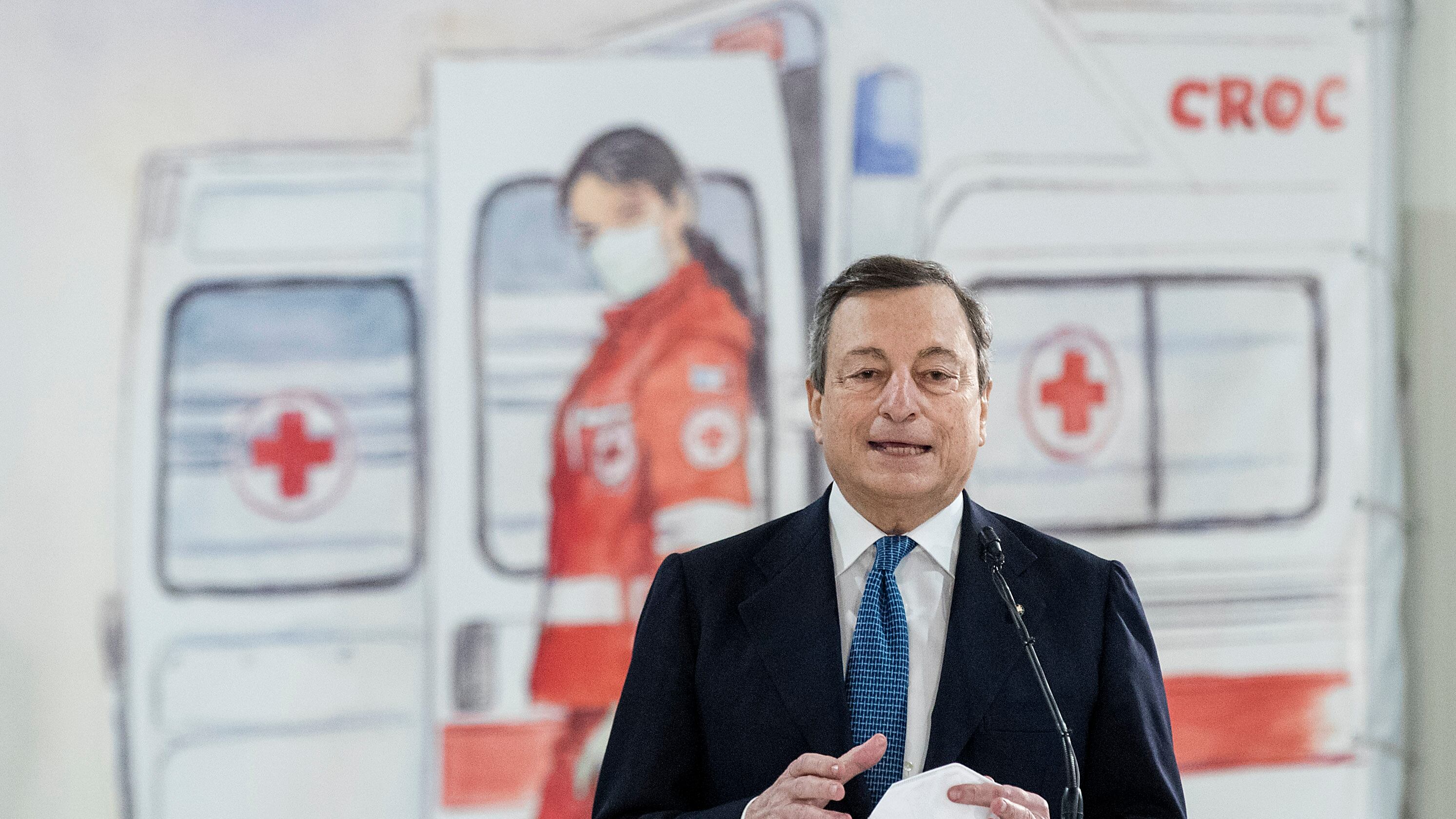 Il giorno di Draghi fuori dal Palazzo al centro vaccinale "Qui ho capito che ne usciremo"