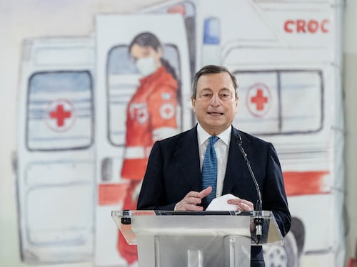 Il giorno di Draghi fuori dal Palazzo al centro vaccinale "Qui ho capito che ne usciremo"