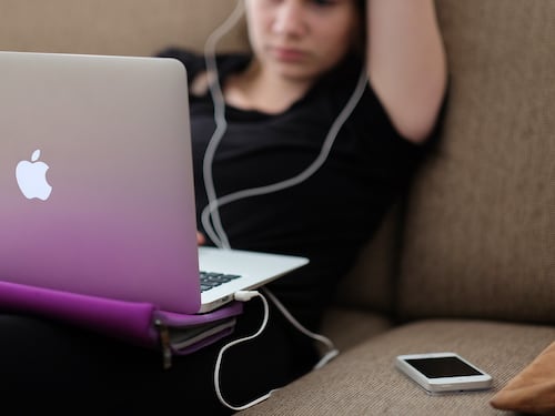 La piaga degli abusi on-line e i consigli per proteggere i minori