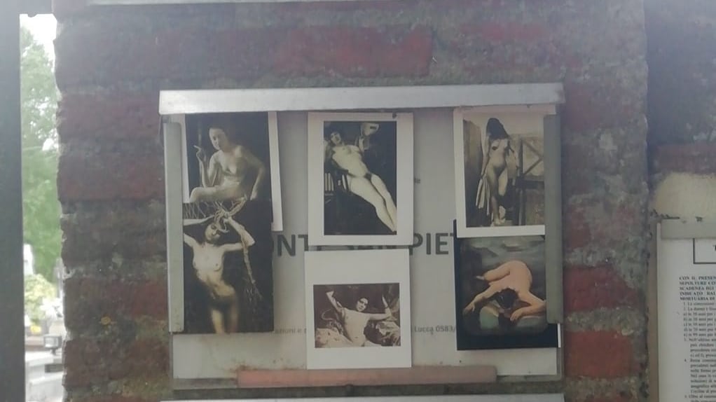 Un orinatoio e foto di donne nude affisse in un cimitero a Lucca: è polemica