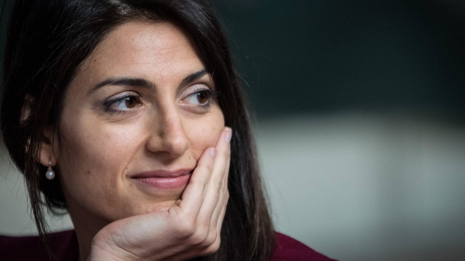 E la Raggi fa la furbetta: finge di chiudere i campi rom ma li ridà allo stesso gestore